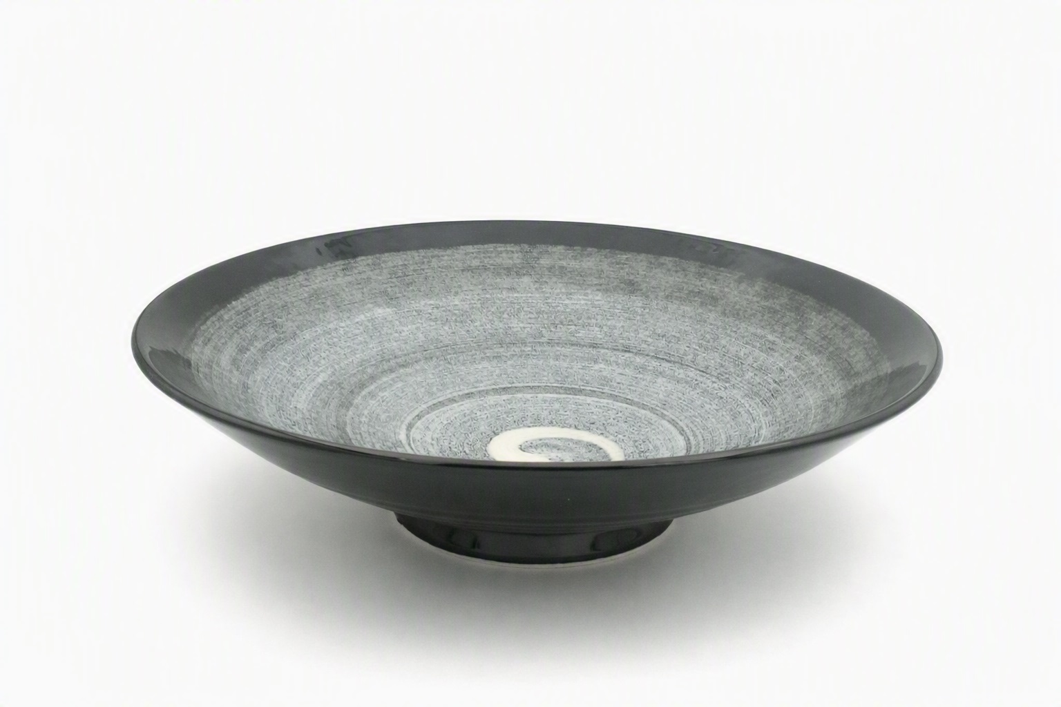 Saladier en céramique japonaise noire vu de côté mettant en valeur sa forme élégante et son émaillage artisanal