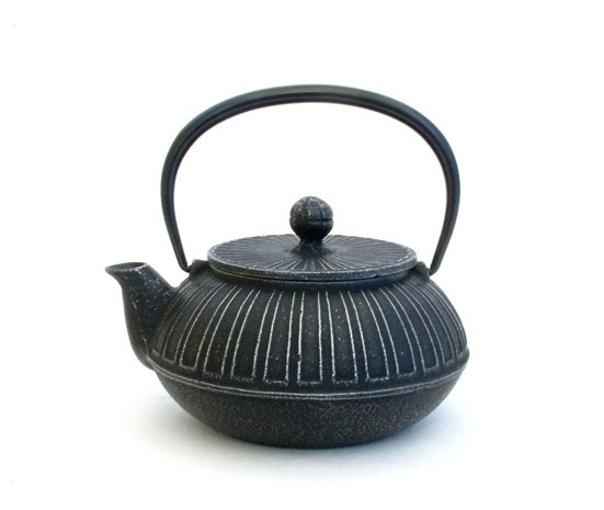 Théière japonaise en fonte Kiku 0,65 litre noir et argent