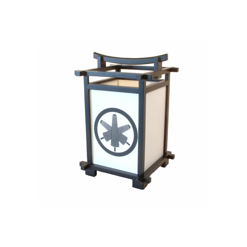 Lampe japonaise en bois et papier washi décorée de motifs Mon et d’ombrelles traditionnelles.