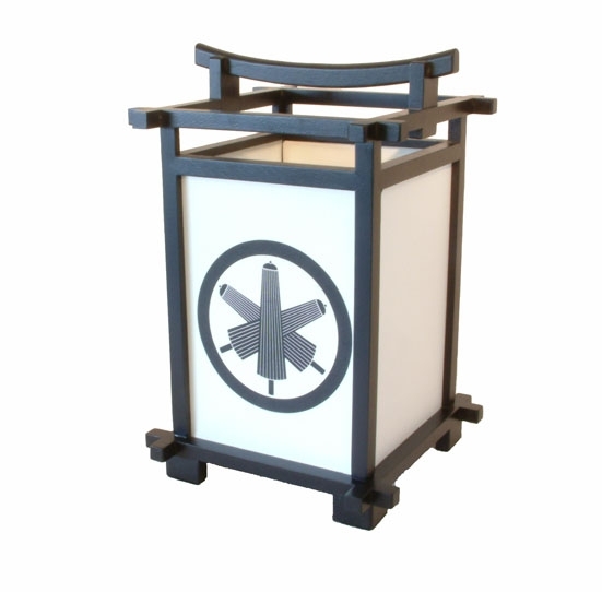 Lampe japonaise en bois et papier washi avec motifs “Mon” ombrelles, lumière douce et ambiance zen