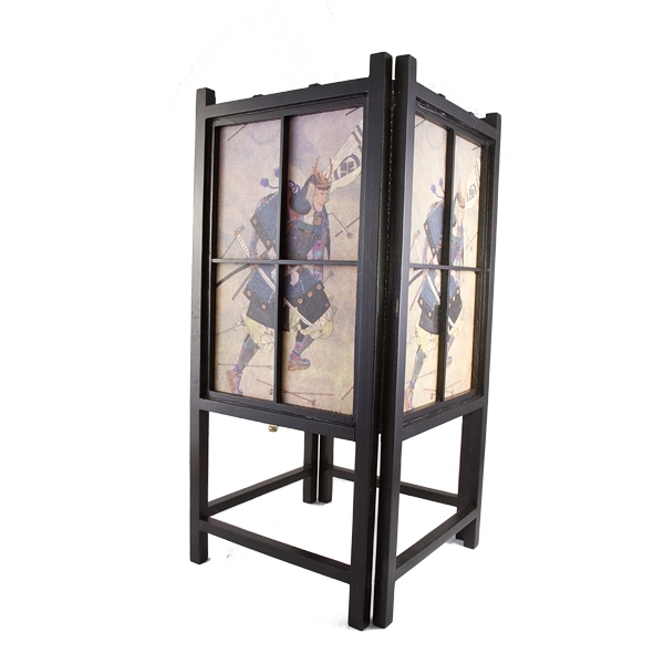 Lampe japonaise en bois et papier washi avec motifs de samouraï, lumière douce et ambiance zen