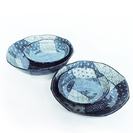 Set de quatre petites assiettes japonaises en céramique décorées de motifs bleus