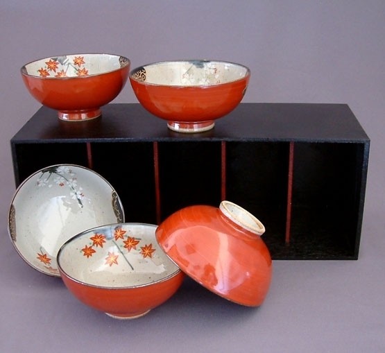 Set de cinq bols japonais en céramique décorés de motifs momiji représentant des feuilles d’érable