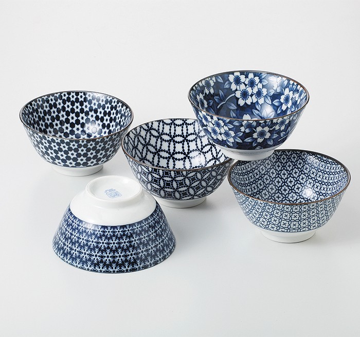 Set de cinq bols japonais en porcelaine bleus décorés de motifs variés