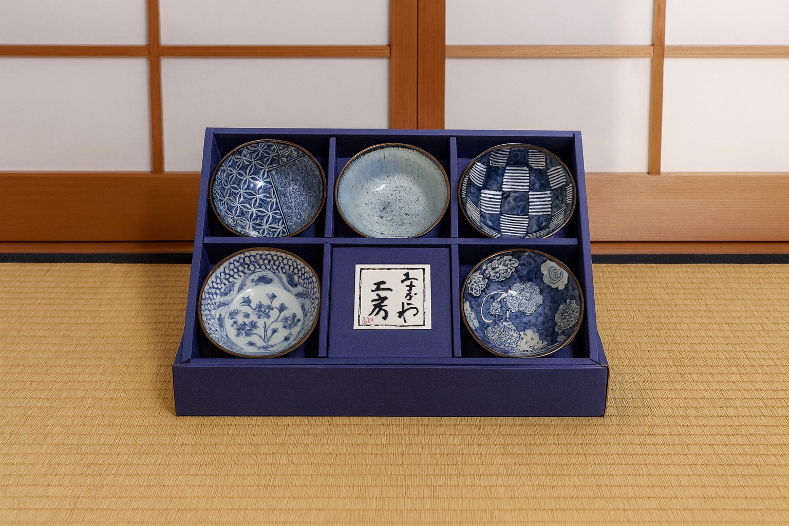 Set de 5 coupelles japonaises bleues en céramique, posées sur des tatamis dans un décor japonais traditionnel.