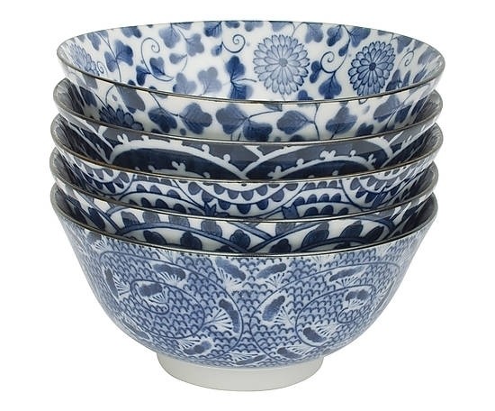 Set de cinq grands bols japonais en céramique bleus décorés de motifs variés