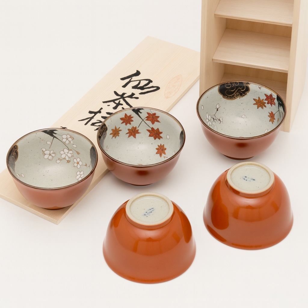 Set de cinq tasses à thé japonaises en céramique décorées de motifs Momiji, feuilles d’érable