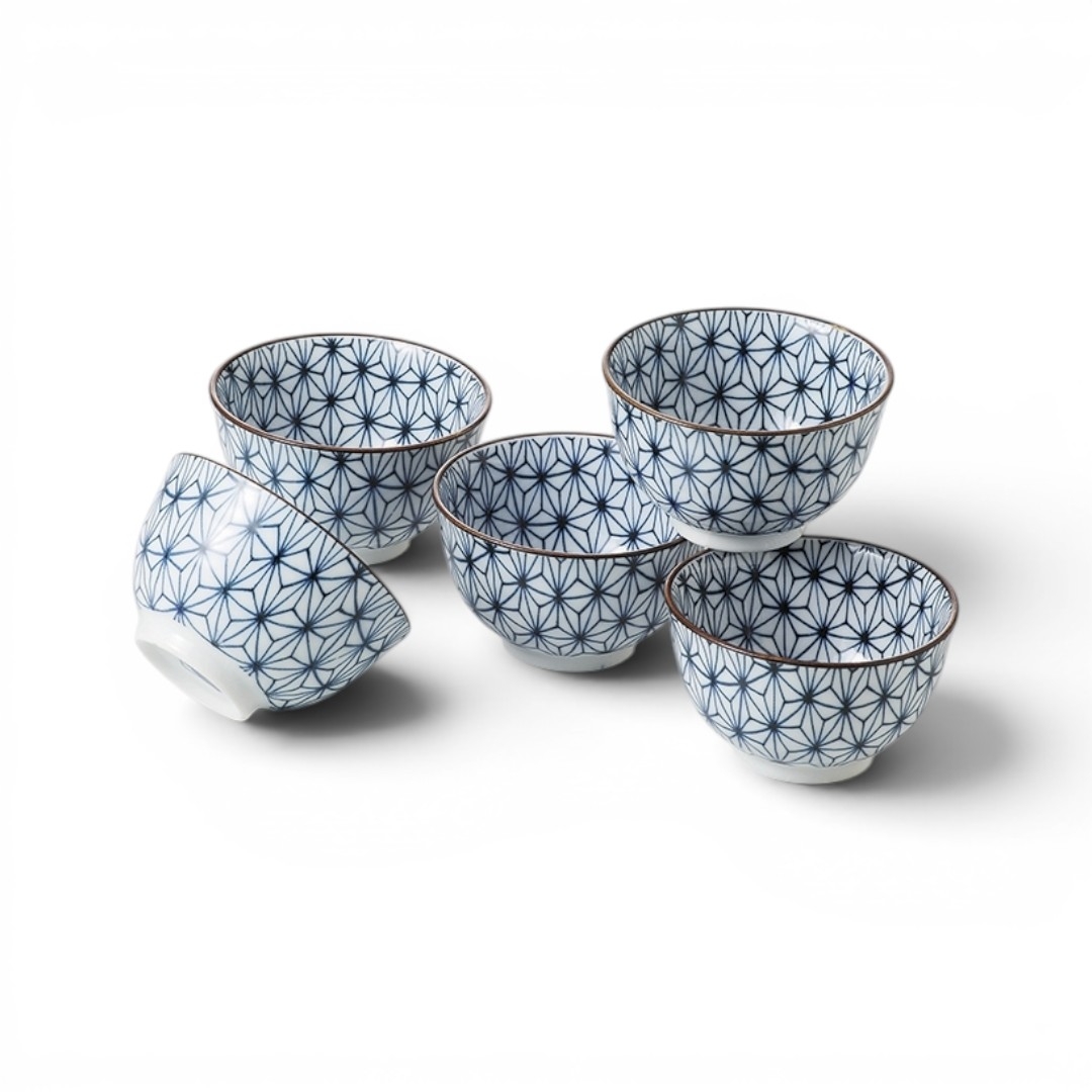 Set de cinq tasses à thé japonaises en céramique décorées de motifs Sachiko, style floral traditionnel