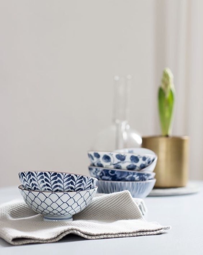 Set de 6 bols à riz japonais en céramique bleue présenté sur une table design élégante et contemporaine