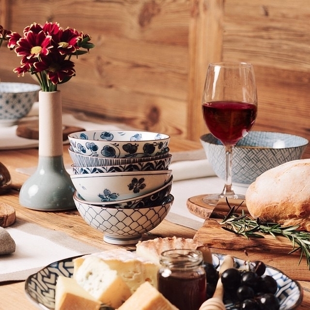 Set de 6 bols à riz japonais en céramique bleue présenté avec une élégante vaisselle japonaise sur une table raffinée