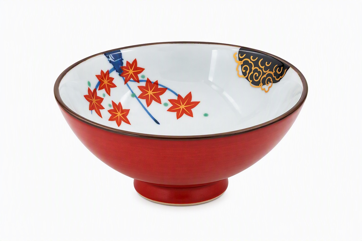 Vue de dessus d'une tasse à thé japonaise Momiji en céramique décorée de motifs d'érables japonais