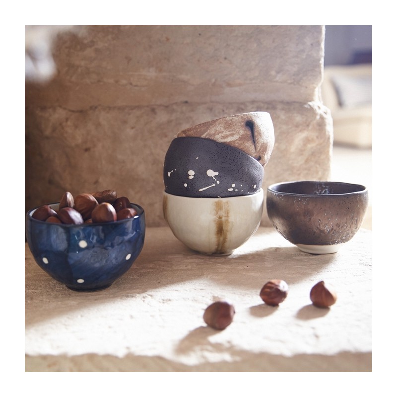 Tasses à thé japonaises Wabi‑sabi en céramique, présentées dans un décor minéral avec pierres et textures naturelles