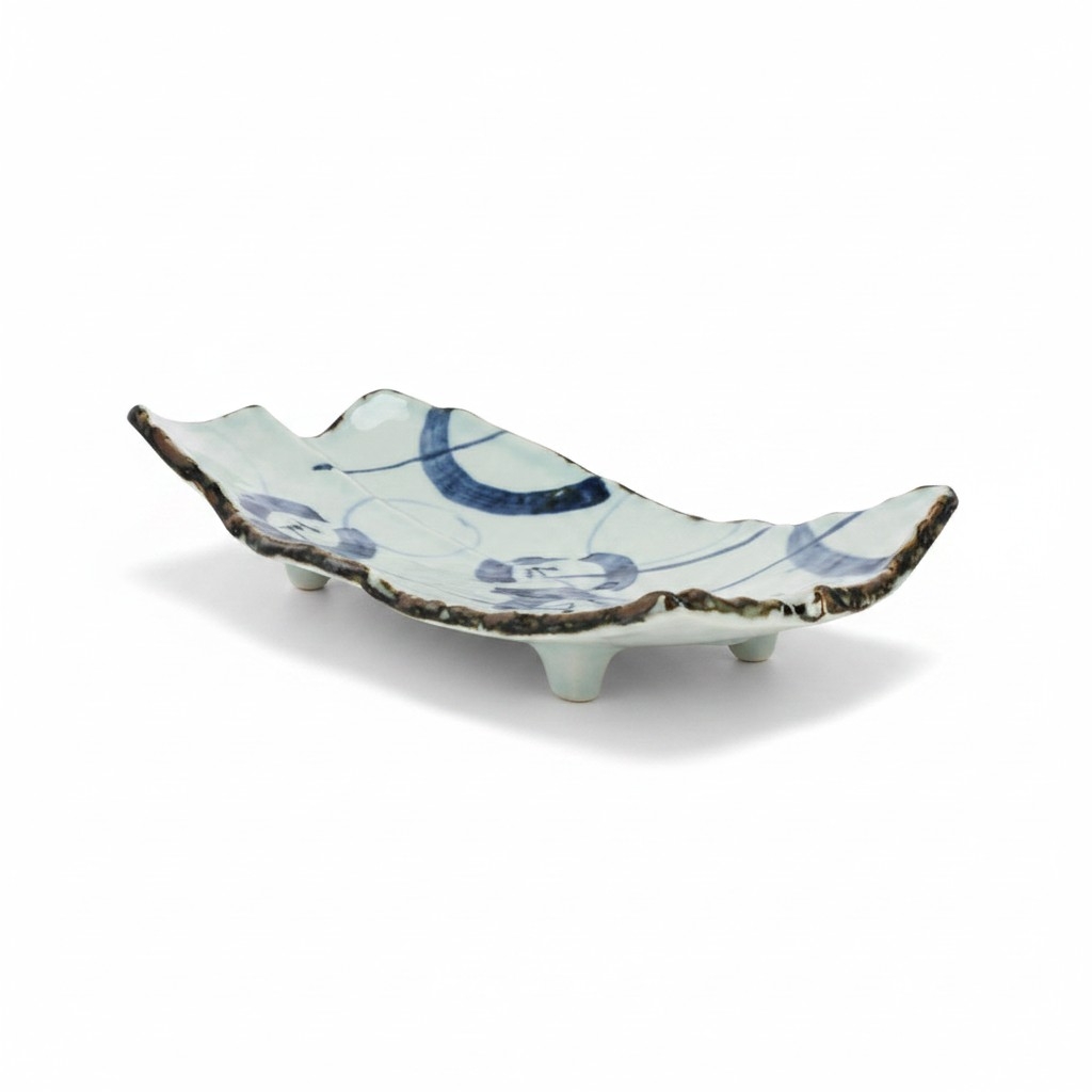 Plat à sushi japonais en céramique à motifs ronds présenté seul avec ses pieds supports visibles