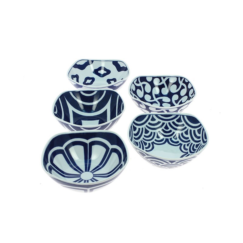 Set de cinq bols japonais en porcelaine bleu et blanc décorés de motifs traditionnels