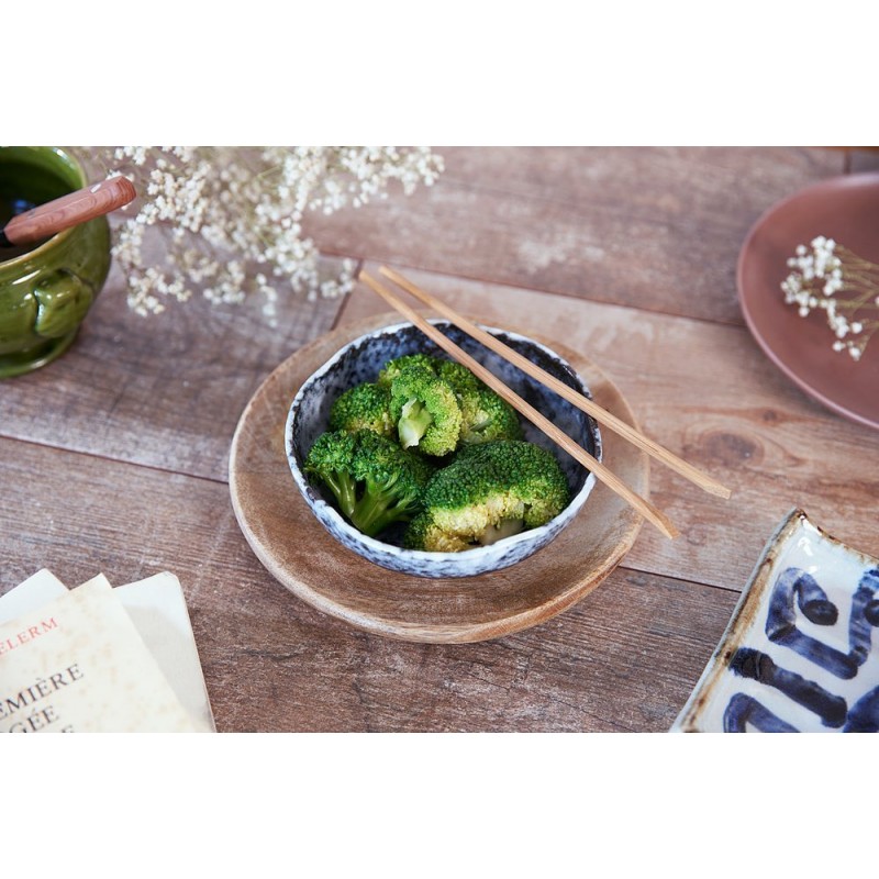 Bol japonais Awayuki en céramique présenté sur une élégante table japonaise traditionnelle