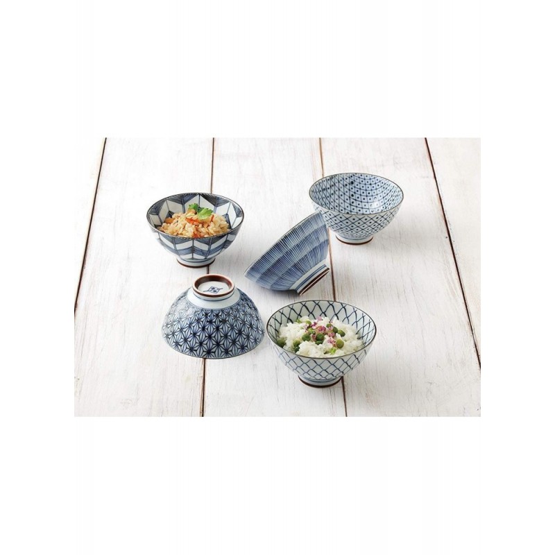 Set de 5 bols japonais bleu et blanc Saikaitoki présenté sur une table blanche avec des spécialités de la cuisine japonaise