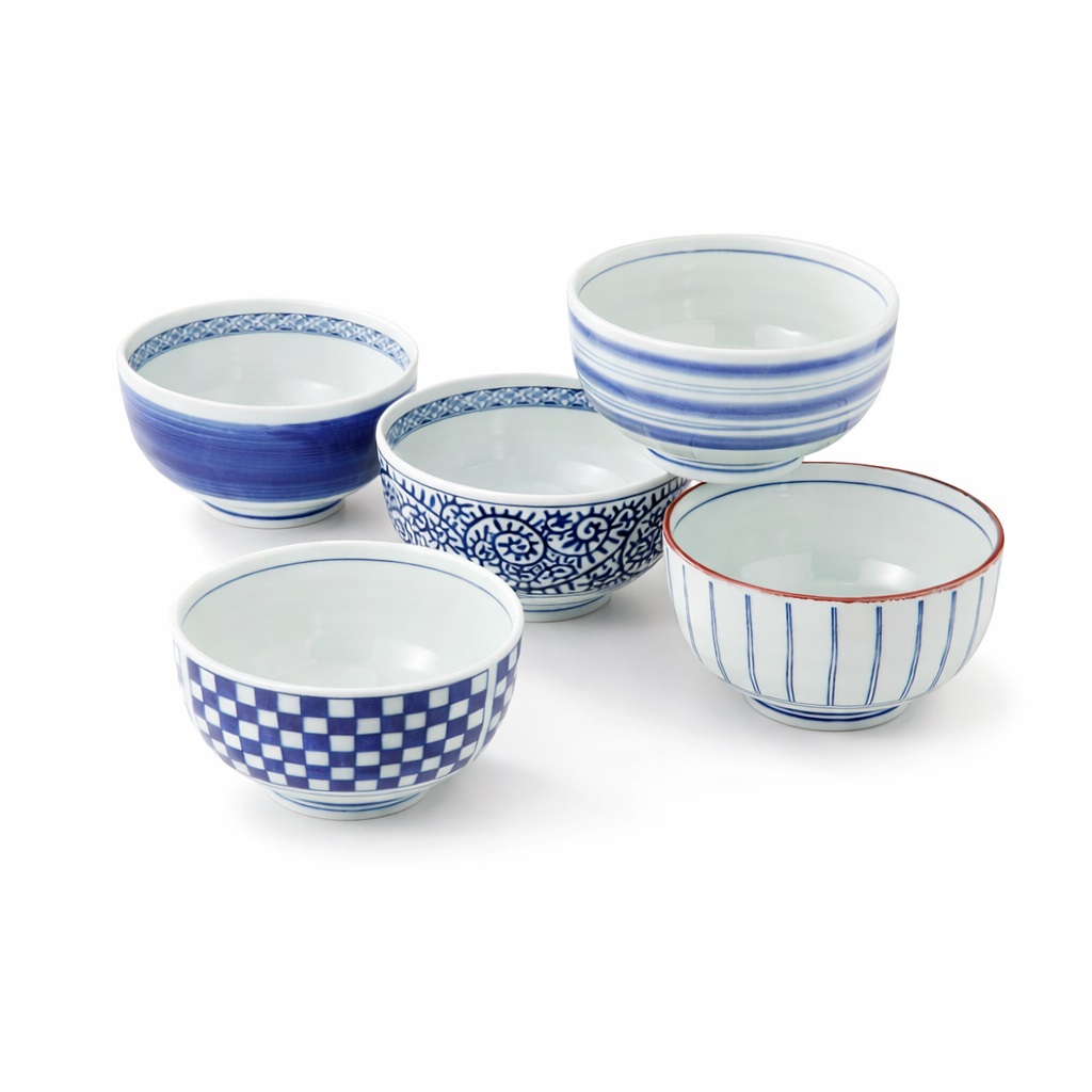 Set de cinq grands bols japonais en porcelaine bleu et blanc décorés de motifs traditionnels