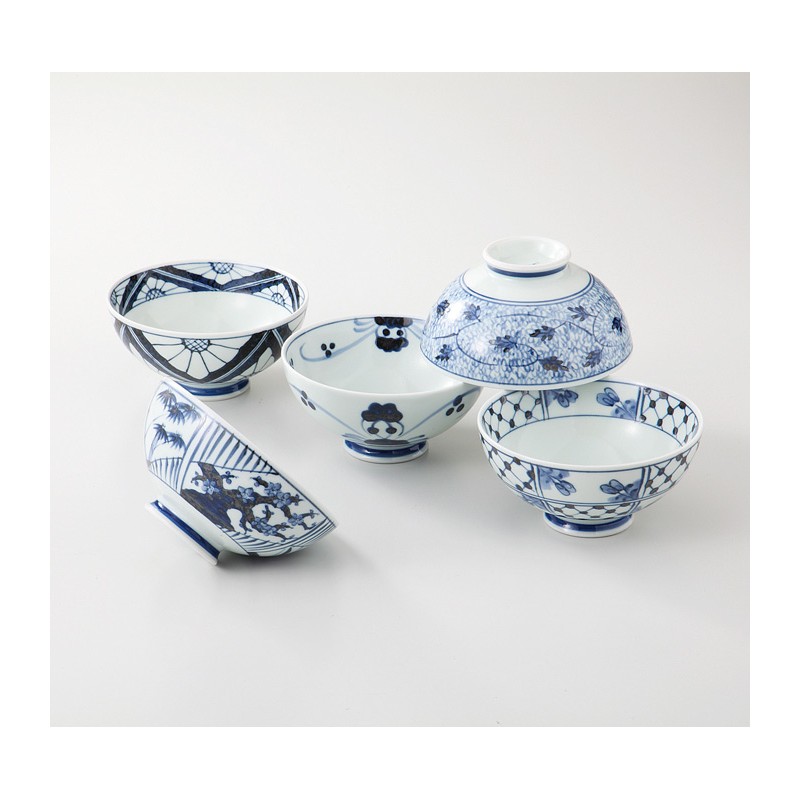 Set de cinq bols en porcelaine japonaise décorés de motifs blancs et bleus