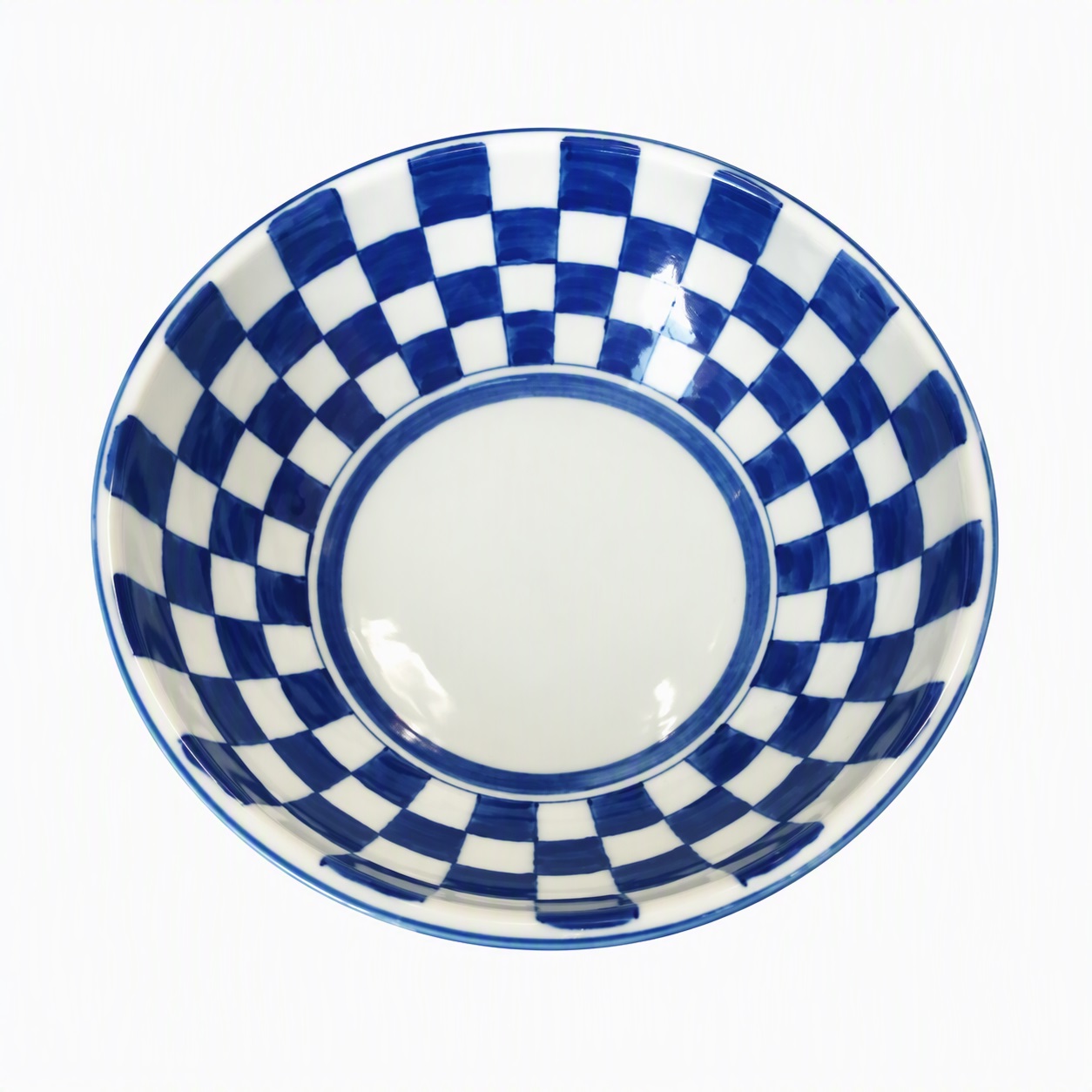 Grand bol japonais à damier en céramique vu de dessus mettant en valeur son motif géométrique traditionnel