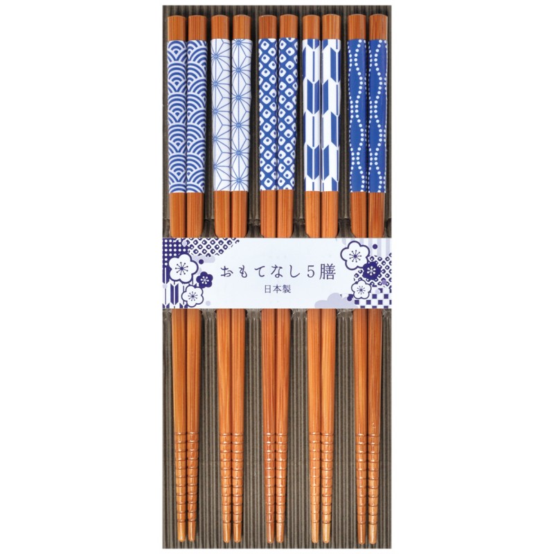 Set de cinq paires de baguettes japonaises en bois décorées de motifs bleus