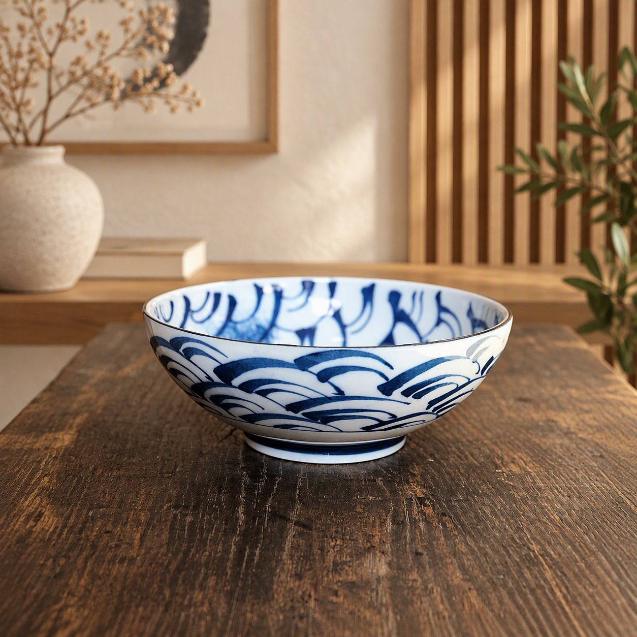 Grand bol ramen japonais à motif vagues en porcelaine présenté dans un intérieur Japandi élégant