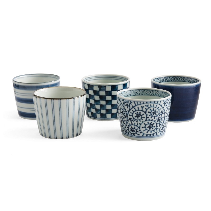 Set de cinq tasses japonaises à soba en céramique bleu et blanc aux motifs variés