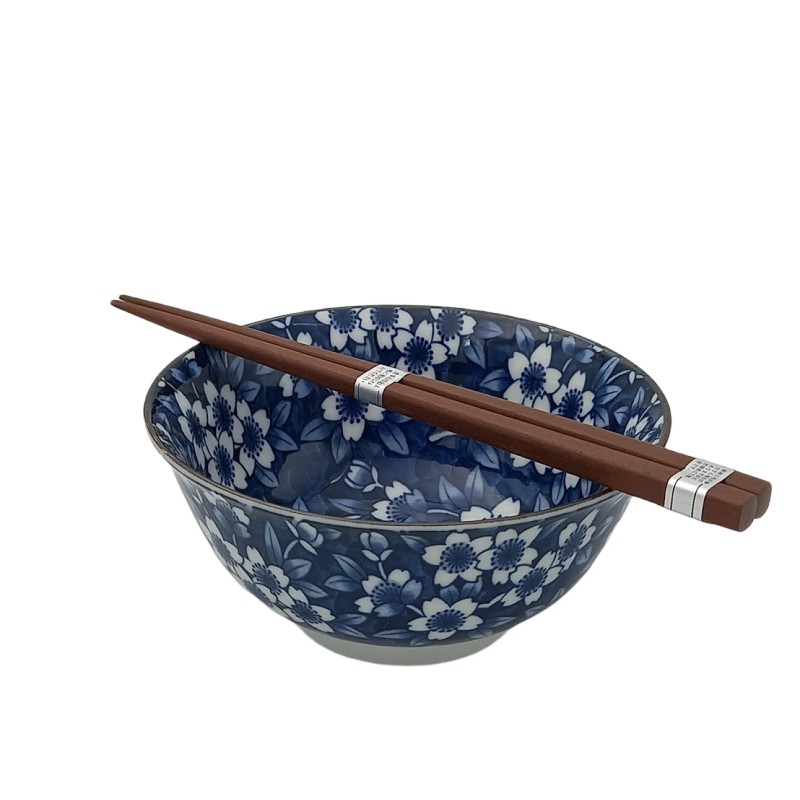 Bol japonais présenté avec une paire de baguettes en bois