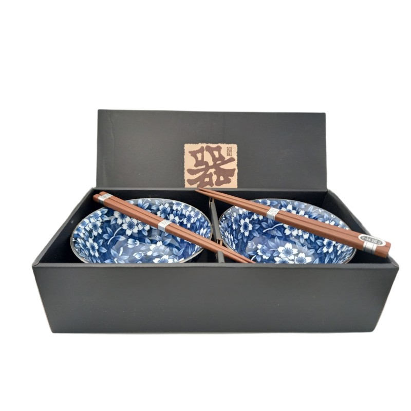 Duo de bols japonais décorés de fleurs, avec baguettes assorties, présenté dans son coffret