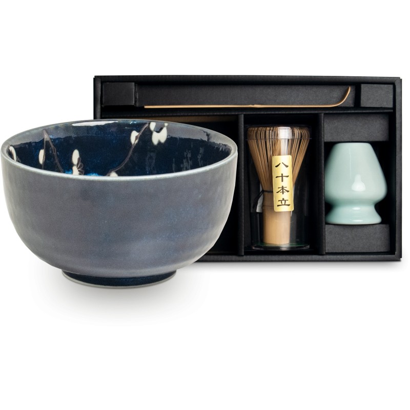 Ensemble pour matcha comprenant un bol japonais bleu en céramique, un fouet chasen et une cuillère en bambou chashaku
