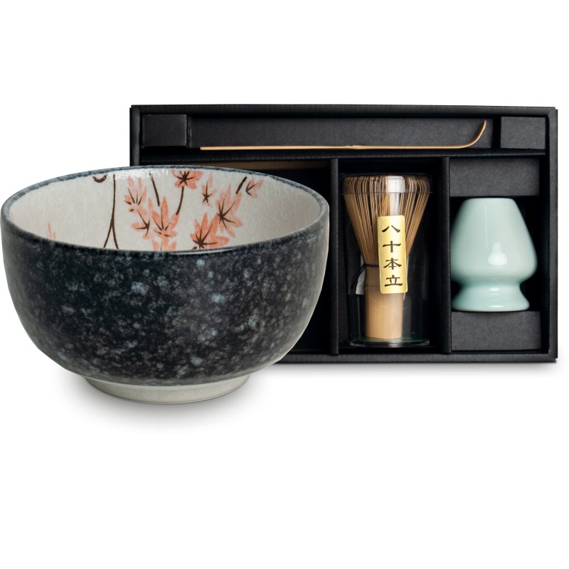 Ensemble pour matcha comprenant un bol japonais Momiji décoré de feuilles d’érable, un fouet chasen et une cuillère chashaku
