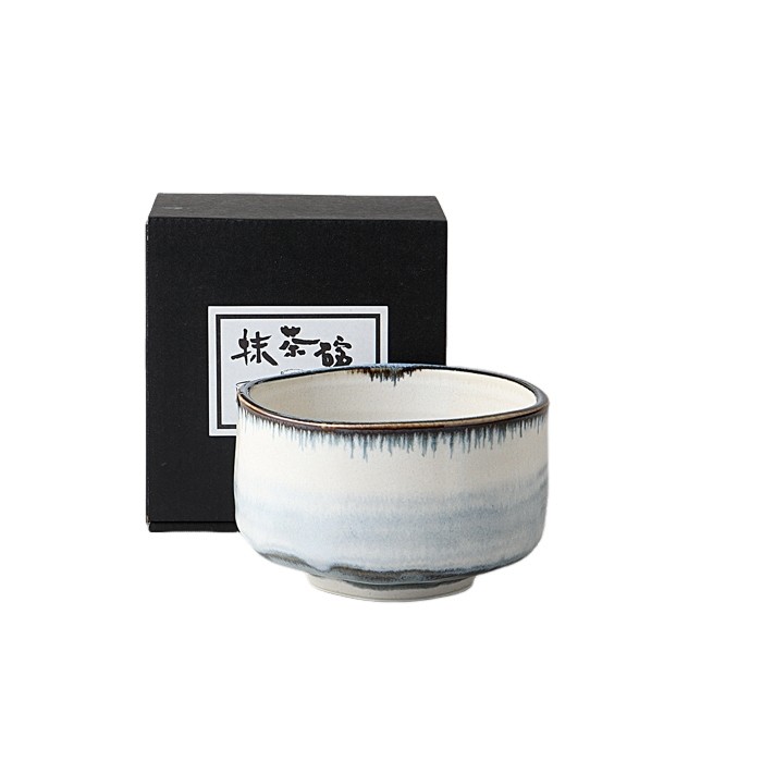 Bol à matcha japonais Harukasumi en céramique blanche, idéal pour la préparation du matcha