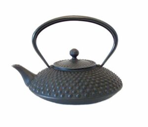 Théière japonaise en fonte noire, modèle Hira Arare de la marque Iwachu, capacité 1,2 litre