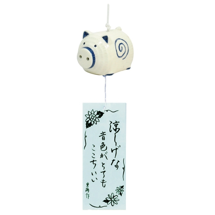 Clochette japonaise Furin en forme de petit cochon, présentée dans un décor japonais traditionnel