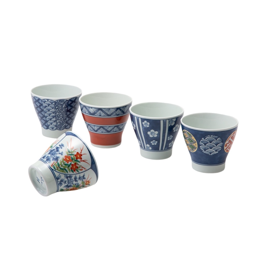 Set de cinq tasses à thé japonaises en céramique, décorées de motifs traditionnels