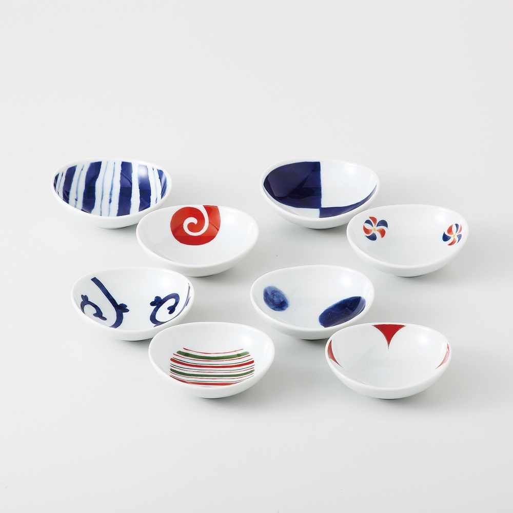 Set de huit coupelles japonaises Somenishiki en céramique décorée