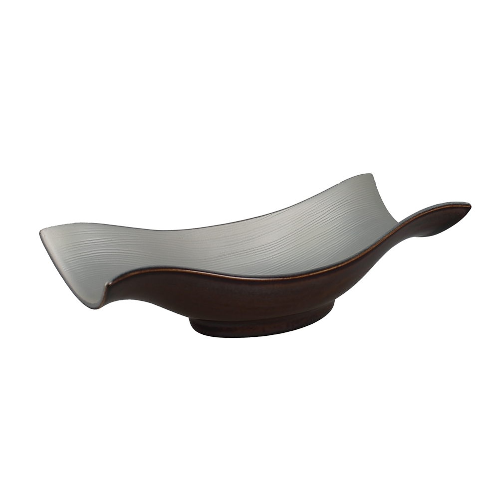 Bol japonais brun en céramique au design original, avec intérieur argenté et forme allongée
