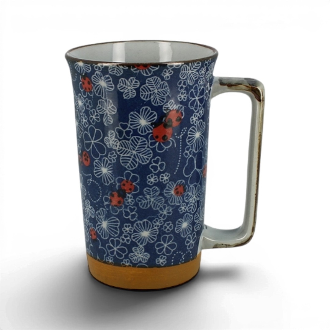 Grand mug japonais bleu en céramique, décoré d’une coccinelle