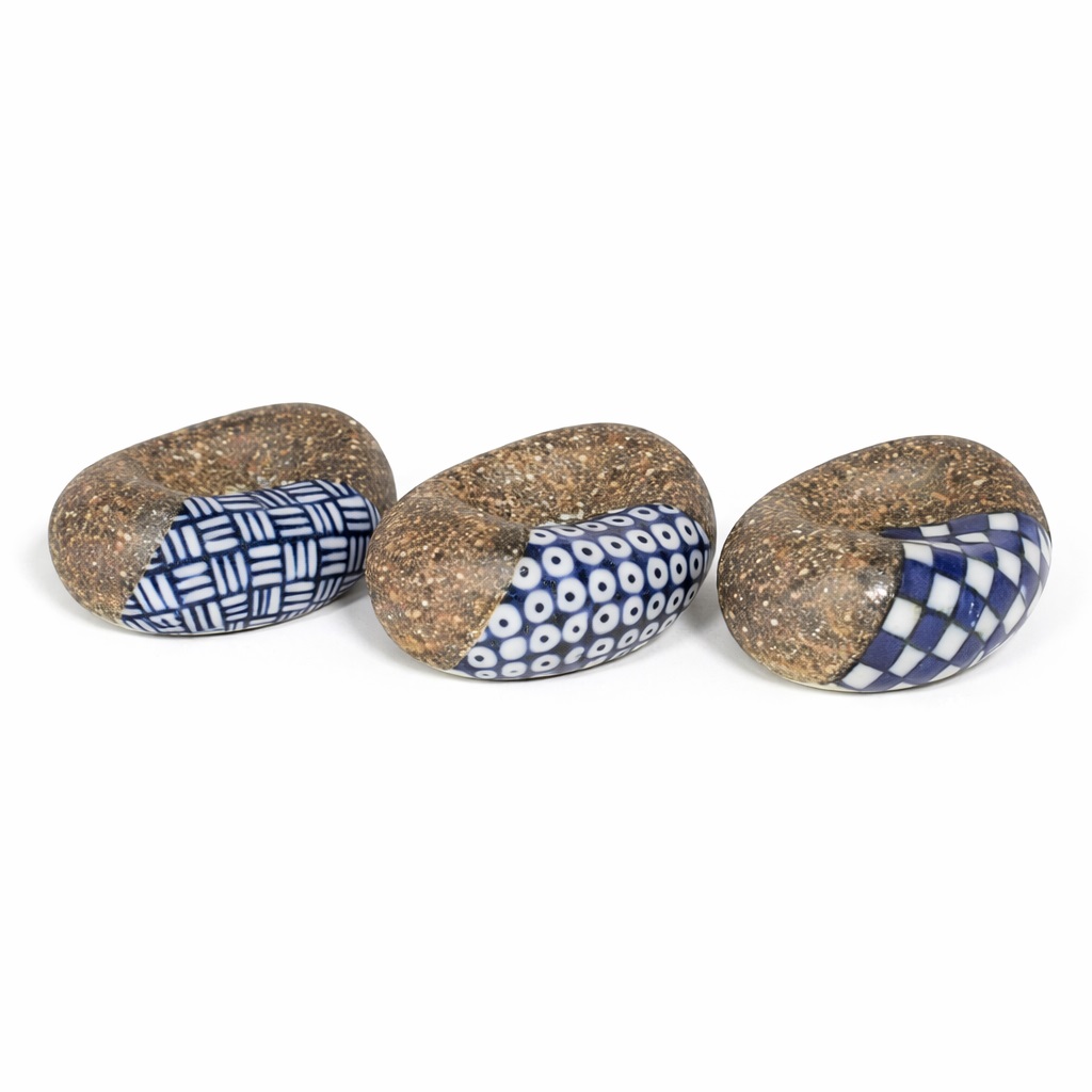 Set de 3 supports pour baguettes japonaises en céramique, objets Mame décorés de motifs bleus