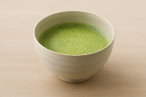 Bol de matcha japonais dans un chawan clair sur une surface en bois
