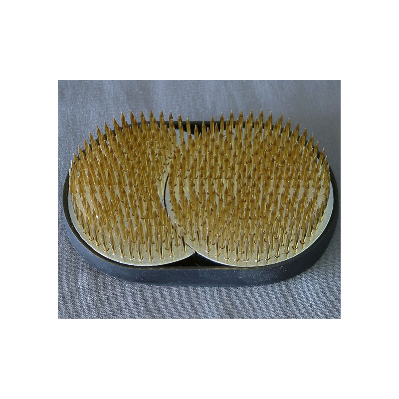 Kenzan japonais double pour ikebana, base rectangulaire 10,9 × 6,7 cm avec pointes en laiton