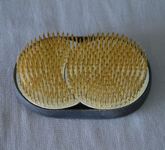 Kenzan japonais double pour ikebana, base rectangulaire 8 × 5,8 cm avec pointes en laiton