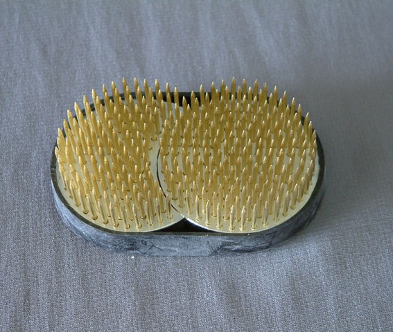 Kenzan japonais double pour ikebana, base rectangulaire 9,3 × 5,9 cm avec pointes en laiton