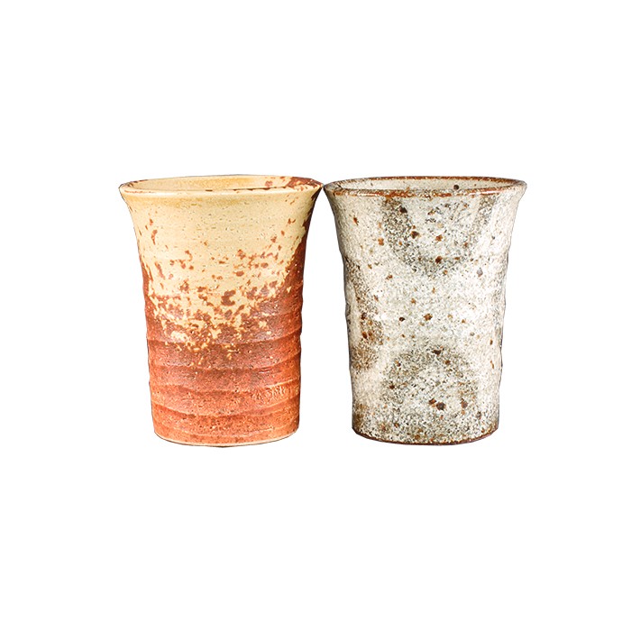Set de deux tasses japonaises en céramique au style artisanal, finition naturelle et texture authentique