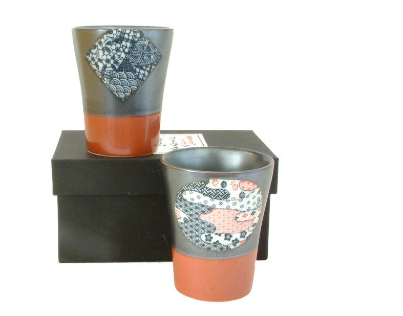Set de deux verres à thé en céramique japonaise, couleurs blanc et noir, avec coffret en bois