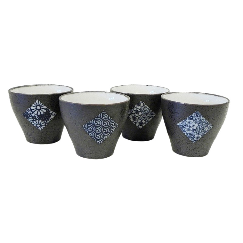 Set de quatre verres à thé en céramique avec motifs japonais bleus traditionnels