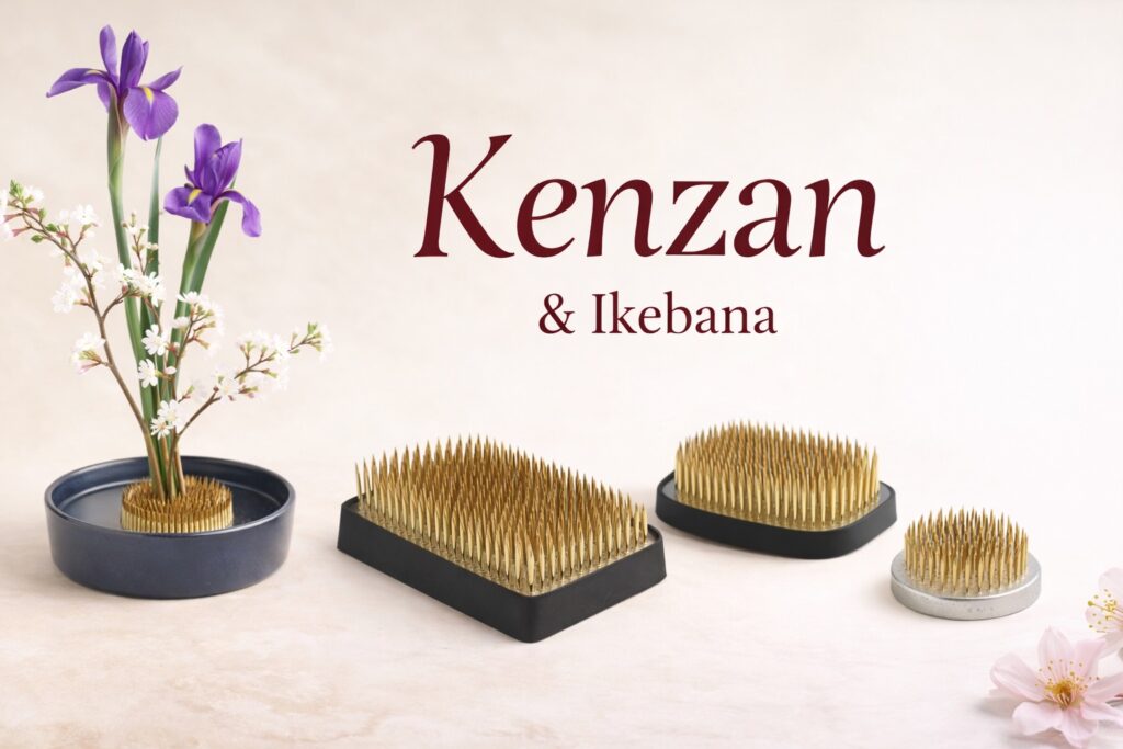 Kenzan utilisé pour l’Ikebana, présenté avec des fleurs dans une mise en scène japonaise