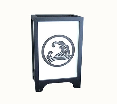 Lampe japonaise en bois et papier japonais, couleur noire, décorée de motifs de vagues Nami