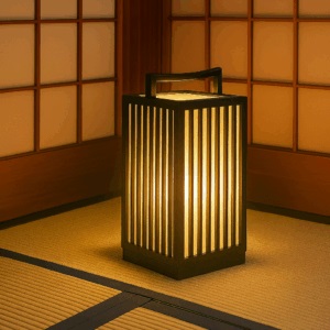 Lampes japonaises en bois et papier washi créant une lumière douce et zen