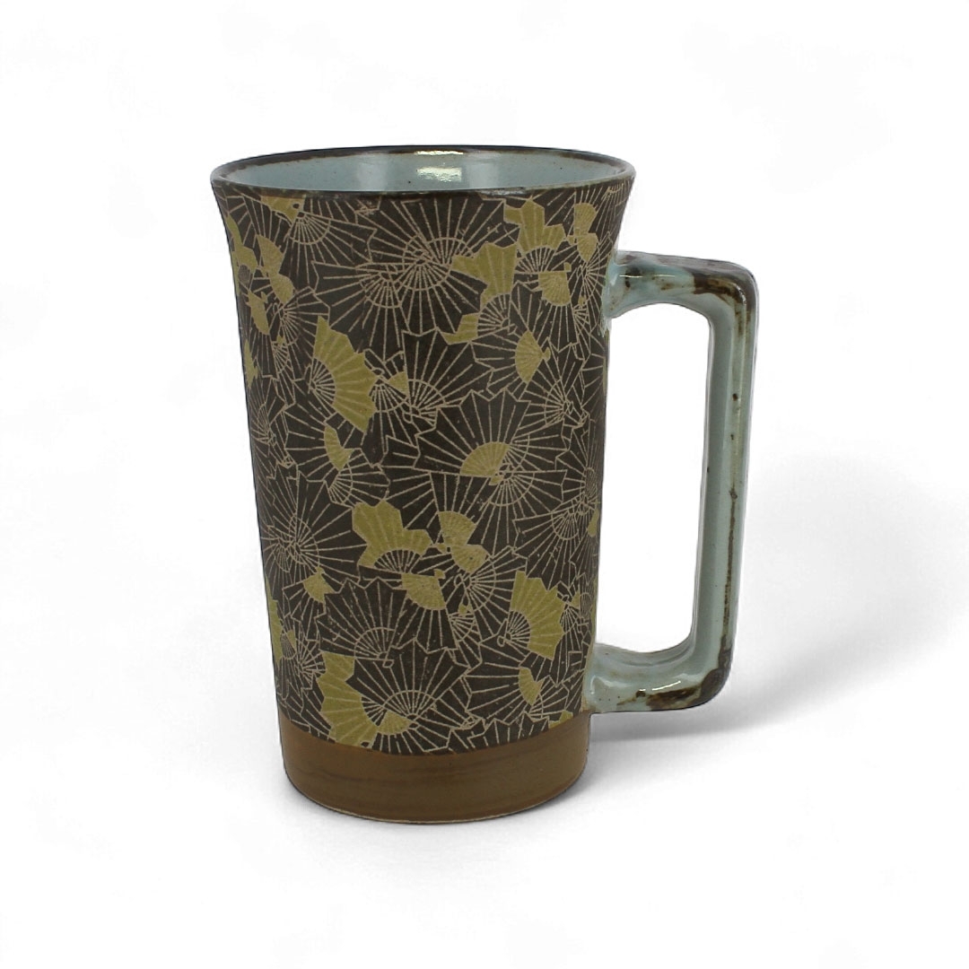 Mug japonais en céramique décoré d’un motif d’éventail jaune et brun