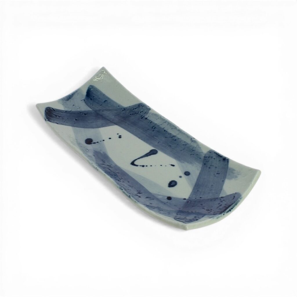 Plat à sushi japonais en céramique blanche décoré de traits bleus, longueur 28,4 cm